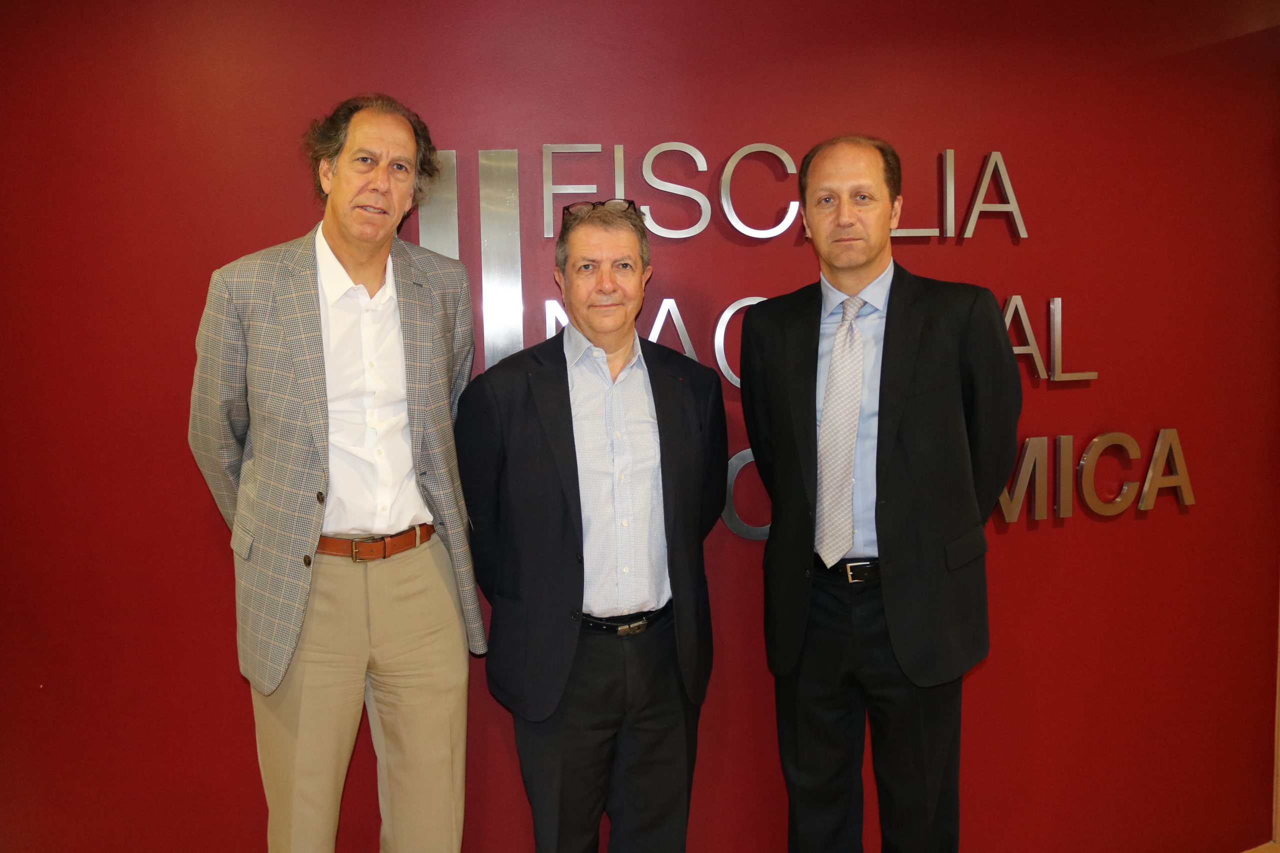 El profesor titular del Departamento de Economía de la Universidad Católica e Investigador Titular de ISCI, Juan Pablo Montero; el economista Patrick Rey y al Fiscal Nacional Económico, Ricardo Riesco.